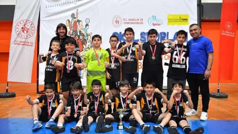 Futsal Turnuvasında Kaleci Mucizesi: Dramatik Geri Dönüşle Bronz Madalya Futsal Turnuvasında Kaleci Mucizesi: Dramatik Geri Dönüşle Bronz Madalya