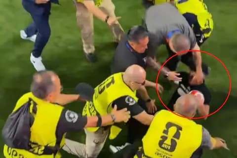 Dünya Kupası'nda Tartışmalı Anlar: Sahaya Girmek İsteyen Taraftara Sert Müdahale Dünya Kupası'nda Tartışmalı Anlar: Sahaya Girmek İsteyen Taraftara Sert Müdahale