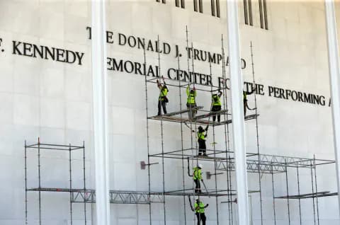 Washington'da Sembolik Savaş: Trump'ın İsmi Kennedy Center'dan Siliniyor Washington'da Sembolik Savaş: Trump'ın İsmi Kennedy Center'dan Siliniyor