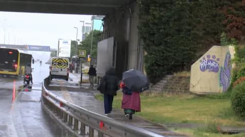 İstanbul'da Aniden Bastıran Sağanak: D-100'de Su Birikintileri Oluştu İstanbul'da Aniden Bastıran Sağanak: D-100'de Su Birikintileri Oluştu