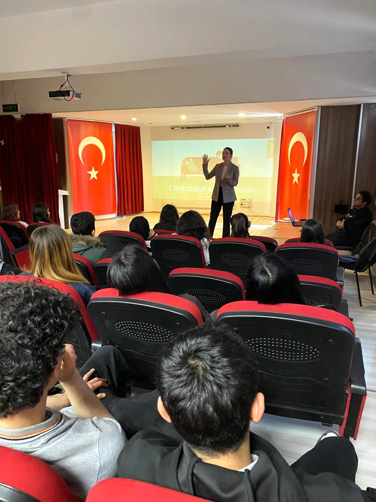 Esenyurt'ta Gençler Bağımlılığa Karşı Bilinçlendiriliyor