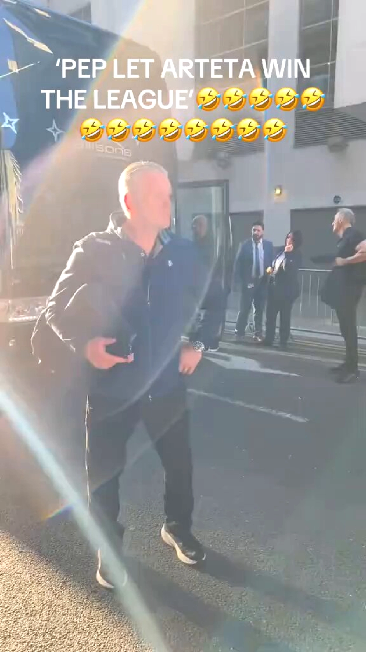 Arsenal Taraftarından Guardiola'ya Çağrı: Arteta'nın Şampiyon Olmasına İzin Ver