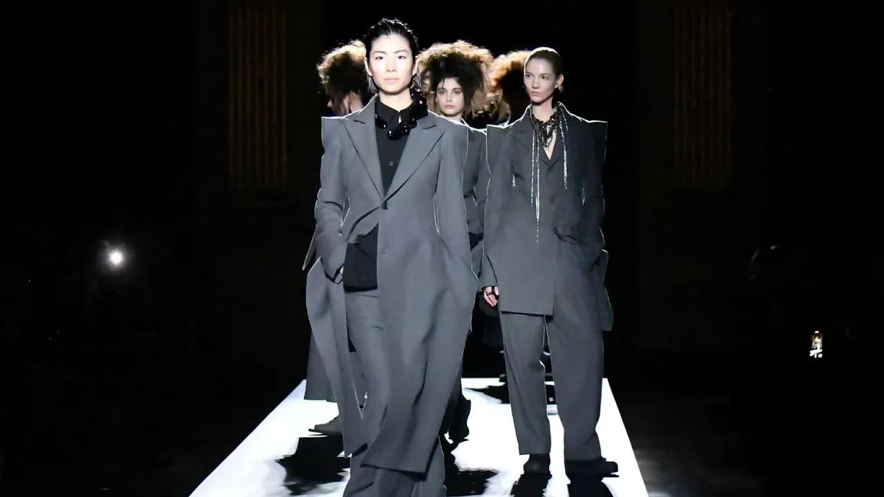 Yohji Yamamoto, Paris Moda Haftası'nda Sonbahar/Kış Koleksiyonunu Tanıttı