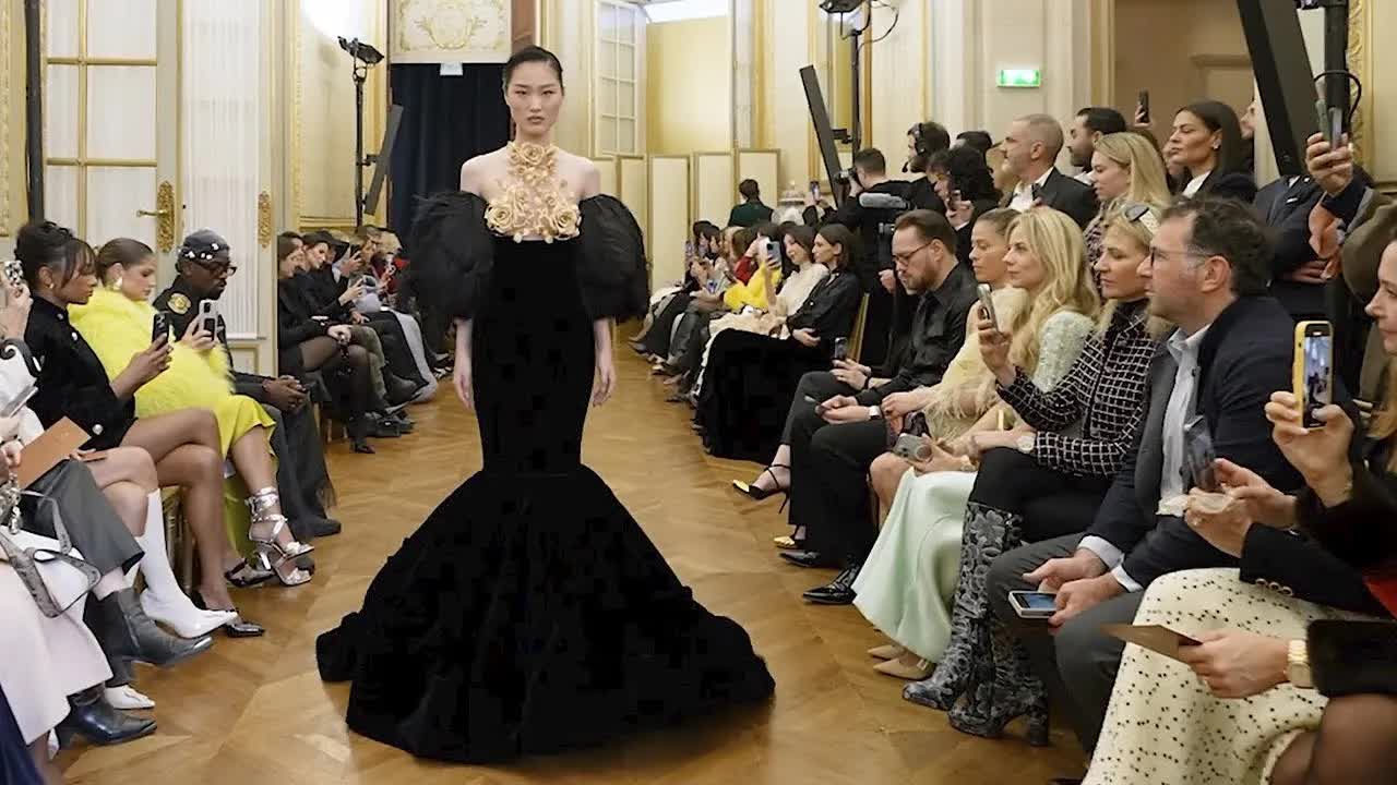 Tamara Ralph, Haute Couture Spring Summer 2024 koleksiyonu ile muhteşem bir moda şovuna imza attı