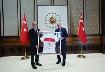 Cumhurbaşkanı Recep Tayyip Erdoğan, Türkiye Futbol Federasyonu Başkanı İbrahim Ethem Hacıosmanoğlu ve Yönetim Kurulu Üyeleriyle Bir Araya Geldi