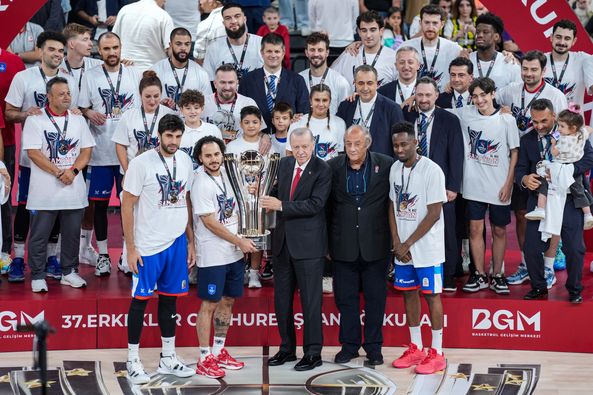 Cumhurbaşkanı Erdoğan, Anadolu Efes’in Şampiyonluğunu Kutladı