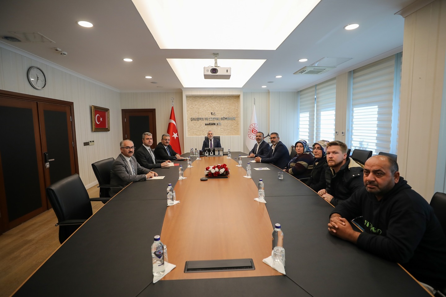 Çalışma ve Sosyal Güvenlik Bakanı Prof. Dr. Vedat Işıkhan, Sendika Üyelerini Ağırladı