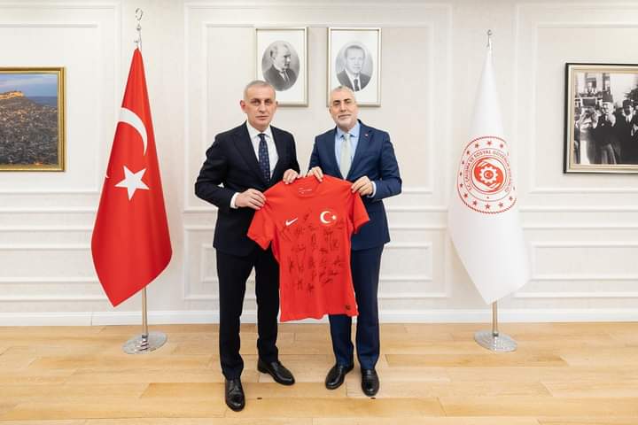 Çalışma ve Sosyal Güvenlik Bakanı Vedat Işıkhan, Türkiye Futbol Federasyonu Başkanı İbrahim Ethem Hacıosmanoğlu'nu kabul etti