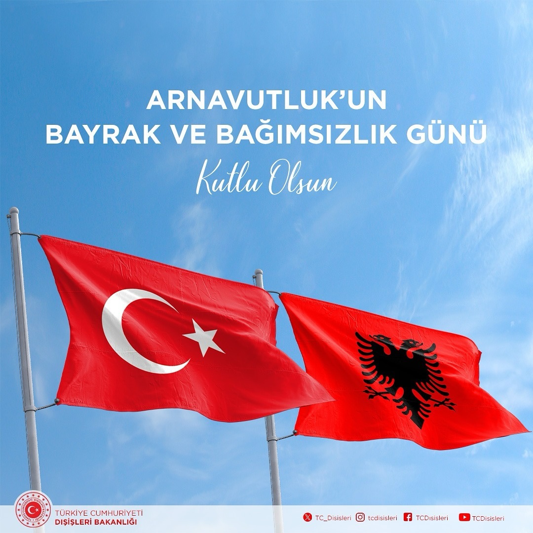 Arnavutluk'un Bayrak ve Bağımsızlık Günü Kutlanıyor